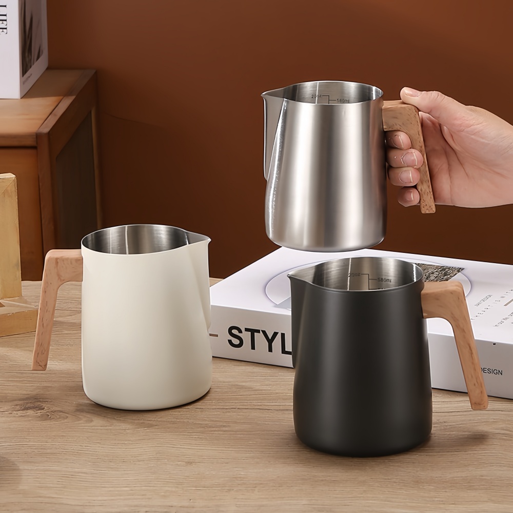 Barista Milk Jug - コーヒーミルク泡立てピッチャージャグ 304 ステンレス鋼精密スケール火傷防止木目ハンドルプロのコーヒー器具