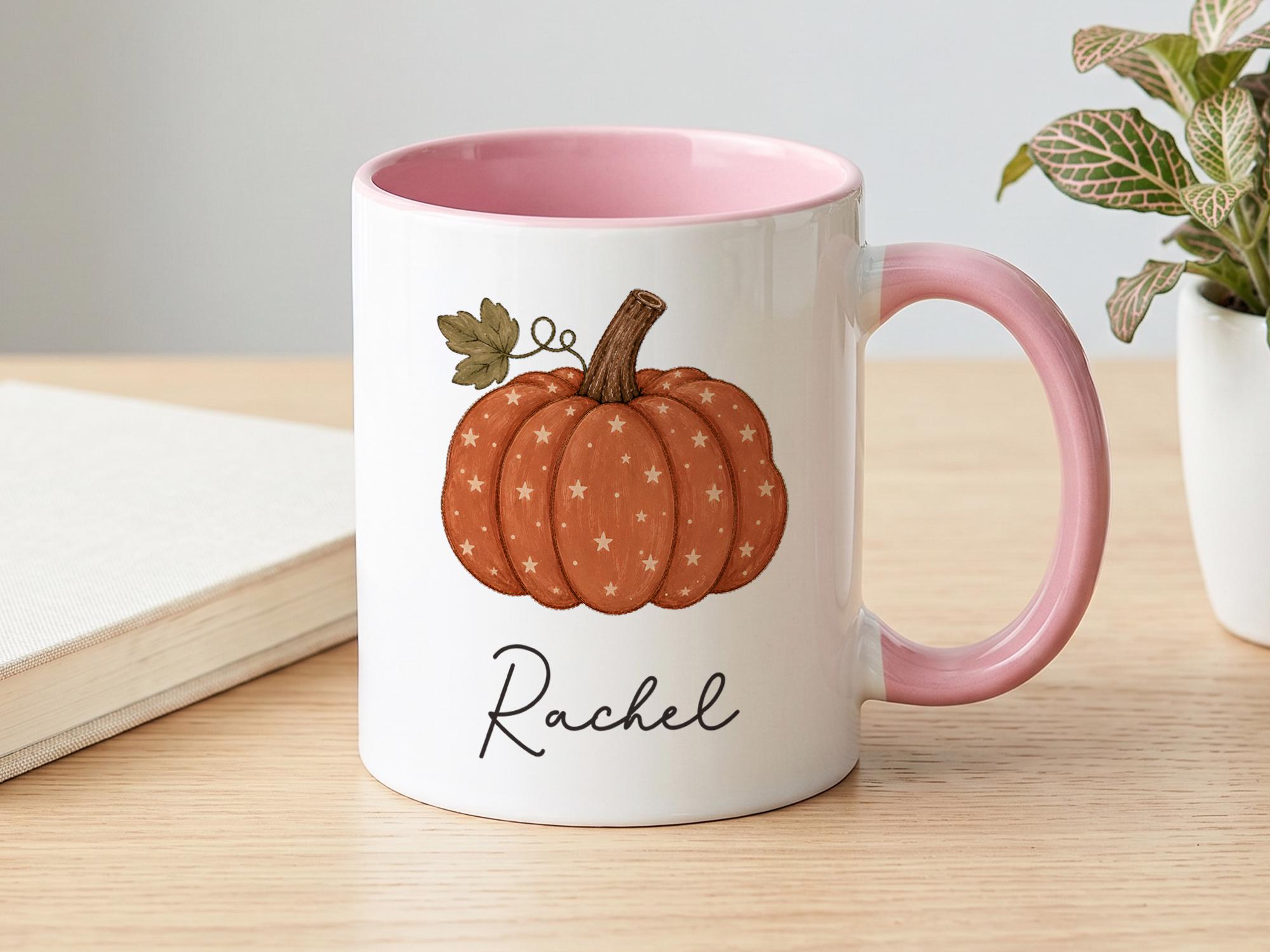 Coffee Tea Name - 名前入りカスタマイズ可能なカボチャ柄マグカップ、秋のコーヒーカップ、彼女への秋の贈り物、心地よい感謝祭のドリンクウェア、カボチャ好きへのギフト。