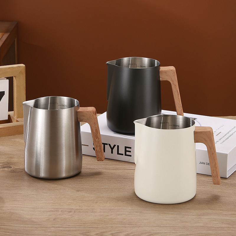 Barista Milk Jug - コーヒーミルク泡立てピッチャージャグ 304 ステンレス鋼 スケールマーク付き 火傷防止木製ハンドル コーヒーアクセサリー