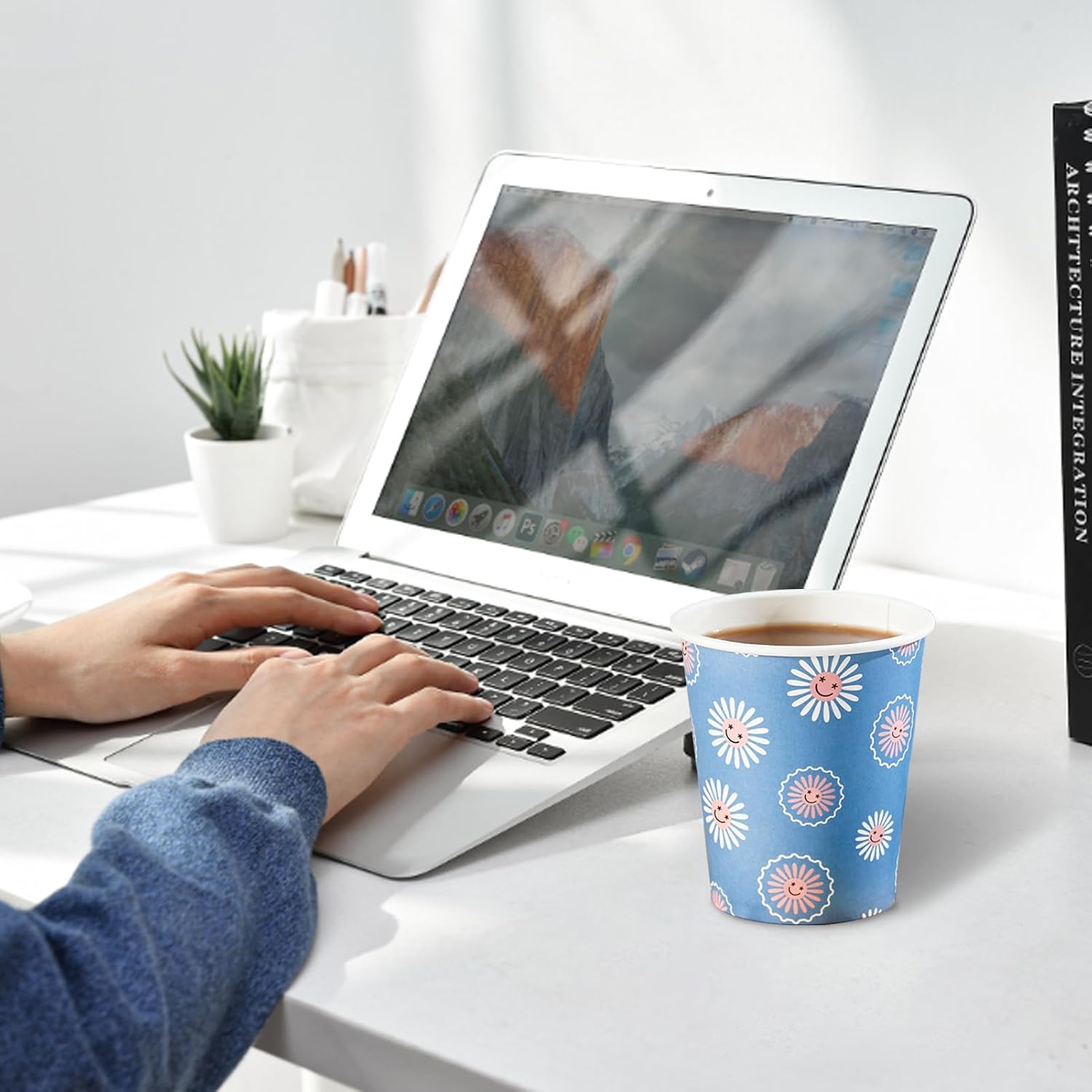 300個入り 8オンス 使い捨て紙コップ、花柄デイジーデザイ - Coffee Tea Images のレビューと価格